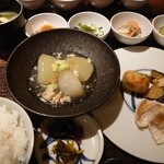 NIPPONIA HOTEL 大洲 城下町 - 料理写真:1泊目の朝食✨冬瓜の煮物にイトヨリダイの塩焼き、南蛮漬けなどの小鉢が色々。ビュッフェで沢山とってしまう私にとっては、これが適量か✨ と感動の朝食です。