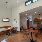 カーサ ディ ブゥ - 天井が高い店内