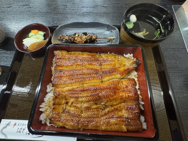 U lablari bilan jinsiy olatni massaj qildi