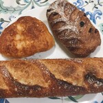 ヒュッグリーベーカリー - 左上から時計回りに、カマンベール＆ハム、カンパーニュ・フリュイ、バゲット