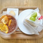 Petite Patisserie YUKI - オレンジティー400円　シャインマスカットケーキ600円だったかな？