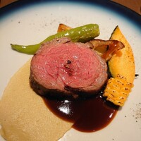 ルアン - 愛姫牛(あいひめぎゅう)ロース肉のロースト 黒ニンニクのソース✨️お米やホップを餌に大事に大事に育てられたそう。レアに近い焼き加減♪なすのペーストや黒にんにくの発酵ソース、夏野菜と合わせてあります。