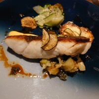 ルアン - 八幡浜産 鮮魚のポワレ 瀬戸内レモンのソース✨️この日の鮮魚はスズキでソースは大三島の“神の島レモン”を使用。ズッキーニが揚げ•焼き•ペーストで添えられています。