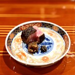 銀座 きた川 - ◾️焼き物：鋼の高温になった鉄板で焼かれた牛肉。外側はパリッとクリスピー。生胡椒をペーストにして燻製にしたものと玉ねぎをじっくり炒めたチャツネで味わった。