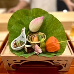 銀座 きた川 - ▪️前菜（手前）：
                                ・スモークサーモンと長芋ミニオクラ
                                ・大徳寺のお麩、海月と胡瓜の酢の物
                                ・新潟の生麩を蒲焼き＆クリームチーズ
                                ・岐阜県養老豚のローストポーク
                                ・塩胡椒した枝豆・ホウズキに山桃