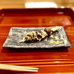 銀座 きた川 - ◾️スッポンの炭火焼きの天麩羅：噛むと広がる炭火焼きの香り。スッポンの柔らかく弾力のある身は、各種部位ごとに分けられていて、一口ずつ味わいに変化がある。