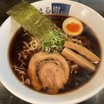 はる樹 - 高山中華そばに味玉をトッピング(2人でシェア)