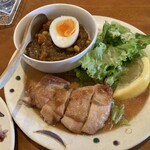 洋風厨房 ソーシエ - キーマカレーは野菜たっぷり　半熟卵のせ