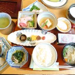 ふなや - 和食の朝ご飯✨️小鉢に焚き合せ、手作り豆腐、かますの一夜干し、温度玉子、野菜サラダに焼き海苔、味噌汁にご飯はお櫃できます。松山揚げやじゃこ天等 特産品もチラホラ。