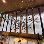 トゥ・ラ・ジョア イズム - 内観