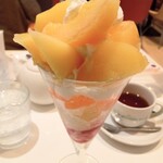 フォーシーズンズカフェ - 桃のパフェ
