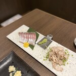 卯屋 - 信濃ユキマス刺身→ウスムラサキホウキ茸の薄造り