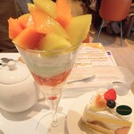 フォーシーズンズカフェ - らいでんメロンマスクメロンパフェ　気まぐれショート
