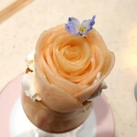 喫茶 nanashian - 桃薫るパフェ 2,200円✨️桃スライスが幾重にも！桃のお花は一枚一枚大切に頂きました♪桃の強い香り！「薫る」とつけているのに共感です。