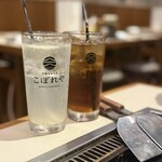 月島もんじゃ こぼれや - 生搾り檸檬サワー、ウーロン茶　ドリンクも豊富でどれも美味しいです！！