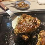 月島もんじゃ こぼれや - ふわっふわで、重い粉感がないです。キャベツの甘みとこぼれやさんの卓上のオリジナルソースで衛生的です。