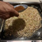 月島もんじゃ こぼれや - 仕上げにいくらをパラパラと満遍なく。見たことない美しいもんじゃです！