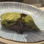 月島もんじゃ こぼれや - 黒蜜をかけていただきます。あたたかいあんこは特別に美味しくて幸せです。