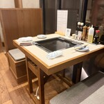 月島もんじゃ こぼれや - こちらの2人席で美味しくていただきました。（椅子の下に荷物入れられます）