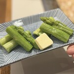 月島もんじゃ こぼれや - とろける極太アスパラガス▶︎下茹でしてくださってます。