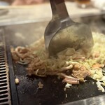 月島もんじゃ こぼれや - 見事なリズムと無駄のない動き！見てる間に食欲そそられます。