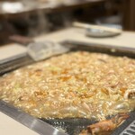 月島もんじゃ こぼれや - 海鮮が全部こんなに細かくなって、食べやすいです！