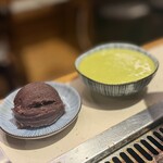 月島もんじゃ こぼれや - 宇治抹茶あんこ巻/店員さんが焼いて下さいます。生地に抹茶が練り込まれていてきれいな色です。