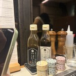 月島もんじゃ こぼれや - 卓上のオリジナルの2種のソースで作って下さいます。