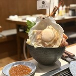 月島もんじゃ こぼれや 浅草 - もんじゃ/海鮮こぼれや•極　大きな海鮮たちを、スタッフさんがコテで細かくして焼いてくださいます。