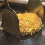 月島もんじゃ こぼれや - 鮮やかに手際よく焼いてくださいます。