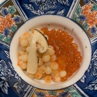 鮨かしわ - 「半熟いくらの松茸出汁漬けと無水いくらの醤油漬け食べ比べ小丼」
                    
                    いくらを水に一切、晒さず
                    体温と指圧だけで、ゆっくりと解き…
                    いくらの旨味を逃さないように仕込みます。
                    
