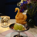 喫茶 nanashian - 白鳥の湖プリン 1,150円✨️優雅なスワンがプリンに鎮座♪季節のフルーツはシャインマスカットがのっていました。