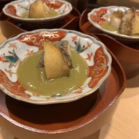 鮨かしわ - 「酒蒸し鮑の低温調理、唐揚げ肝ソース」
                    
                    4時間ほど、
                    酒蒸しにした鮑を、
                    唐揚げに仕上げ
                    肝ソースで食べていただきます。
                    濃厚な美味さを是非！