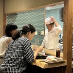 鈴なり - カウンターは、中程に。大将とお話したい女子の皆様には、特等席。