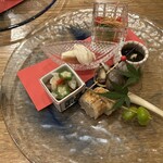 鈴なり - 八寸　このお酒のツマのパフォーマンスと種類、センスが光ります。