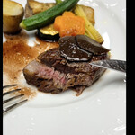 ラ・ロマネ 朝霞 - 栃木牛ポワレ　カット面　　ラギオールのナイフで　byまみこまみこ