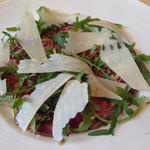 カーサ・デル・チーボ - レアに仕上げた倉石牛 千本筋のカルパッチョ ルーコラとパルミジャーノ