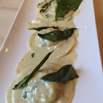 カーサ・デル・チーボ - ホタテ、ほうれん草、リコッタを詰めたラヴィオローネ マジョラムの香り