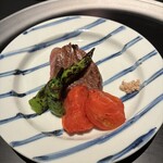 べにや無何有 - 能戸牛ステーキ…お塩、野菜とのコラボがとてもとても