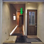 みかみ - 入り口は奥まっています（緑の➡︎）