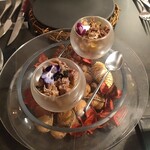 LAINE INAMURAGASAKI - アミューズ（牛テールの煮こごりとエディブルフラワー）