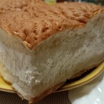 小松パン店 - 想像以上にボリューミーそしてカロリーも高そう。でもクリームは軽いから完食出来そうで恐い