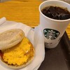 スターバックスコーヒー - ①挽きソーセージパティ&スクランブルエッグのイングリッシュ・マフィン
冷蔵されたものを温めて提供、普通のソーセージマフィンかなと思います
お飲み物①ICE珈琲
セットでショートのお値段でトールに