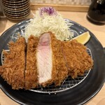 とんかつ檍のカレー屋いっぺこっぺ 三田・田町店 - 特ロースかつ定食の断面