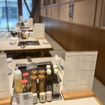 月島もんじゃ こぼれや - 2階席（グループで2つの鉄板同時に作っててライブ会場の如く見事でした！）