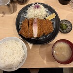 とんかつ檍のカレー屋いっぺこっぺ - 特ロースかつ定食の断面