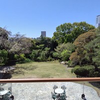 Q.E.D.CLUB - 本館からの芝生庭