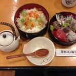 沼津魚がし鮨 本店 - 漁師丼、急須の出し汁をかけて食べる