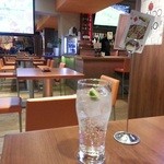 ツー ドッグス - 道路寄りの卓席から