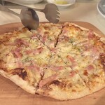 アーティーチョーク - 燻製ポテトとベーコンの味噌麹ソースピザ